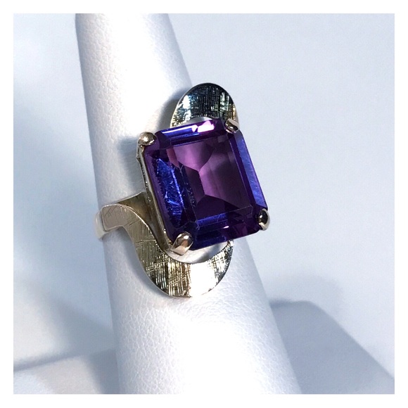 10KT COLOR CHANGING 12.22 CARAT SAPPHIRE YELLOW GOLD MID CENTURY MODERN RING - Picture 4 of 14